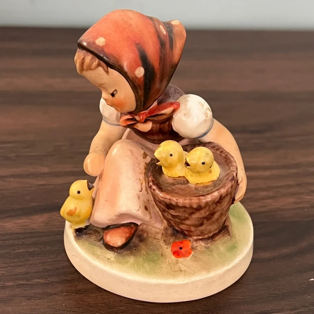 Charming‎ Figurine, chick girl with Chicks